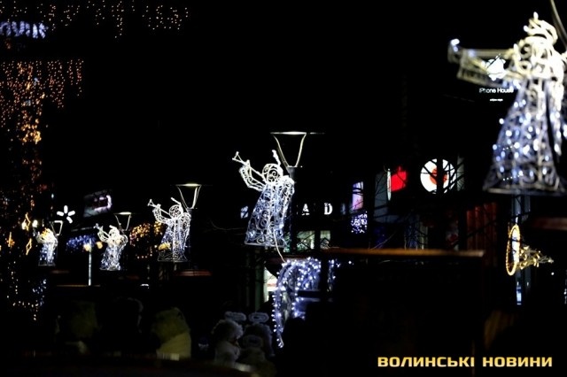 У Луцьку засяяла вулиця «різдвяних янголів»