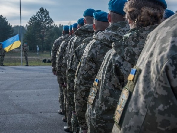 Українські військові з окопів записали щемливе вітання зі святами