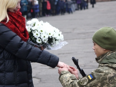 У Миколаєві військовий освідчився дівчині під час присяги