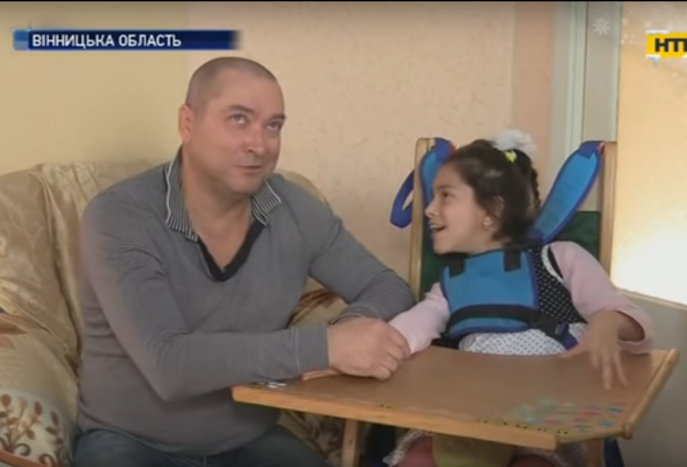 На Вінниччині чоловік сам виховує доньку з ДЦП, його визнали найкращим татусем