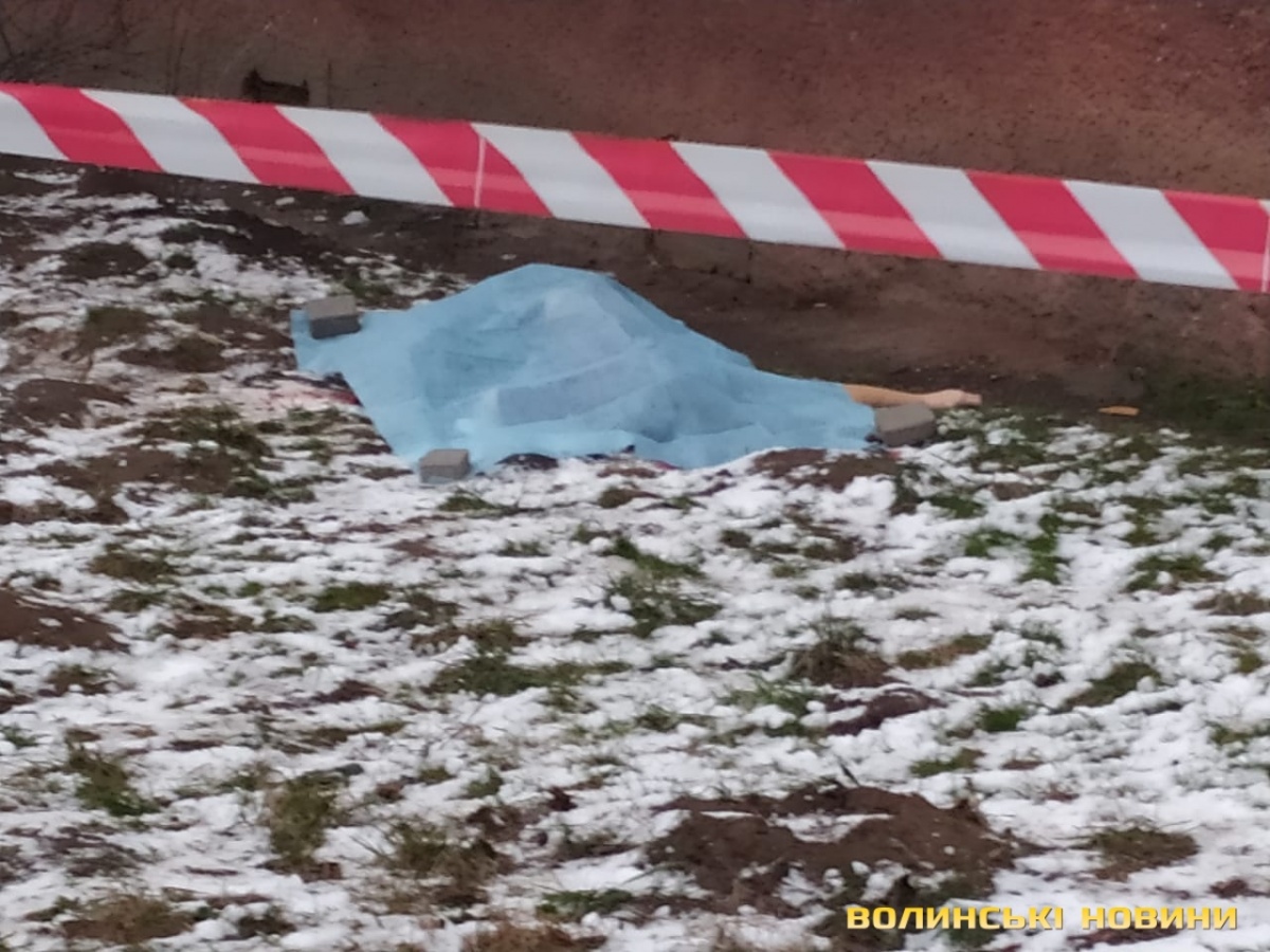 У поліції прокоментували падіння двох дівчат з сьомого поверху у Луцьку