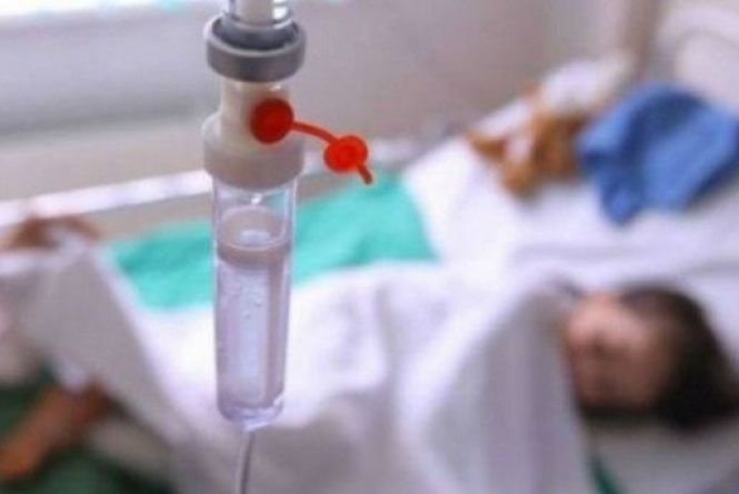 Дівчину, яка вижила після падіння з 7 поверху у Луцьку, лікарі тримають у медикаментозному сні