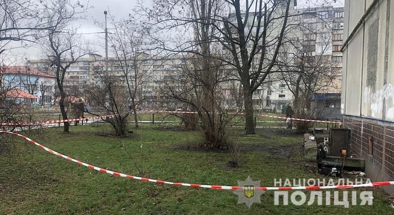 У Києві в підвалі житлового будинку знайшли трьох мертвих чоловіків