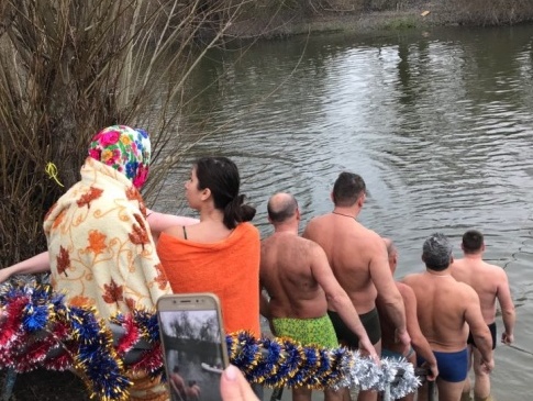 У Луцьку на Стиру проходять водохрещенські купання