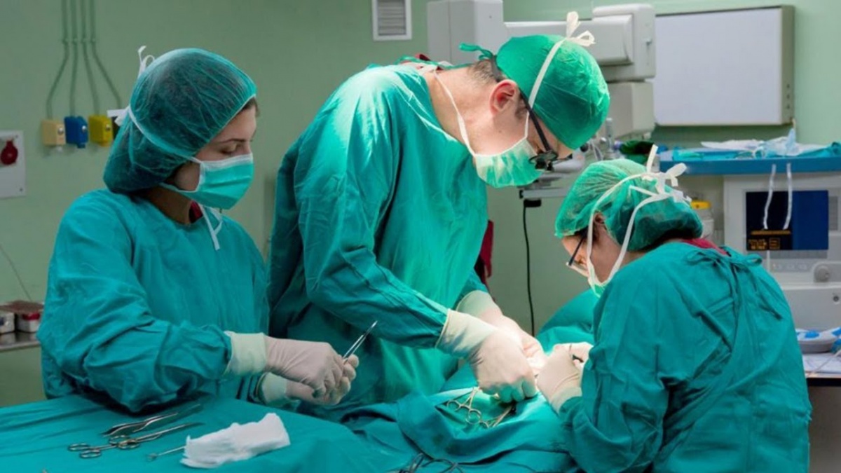 Волинські лікарі провели складну операцію онкохворій жінці