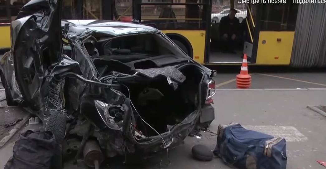 У Києві легковик на швидкості протаранив тролейбус із пасажирами: є загиблий