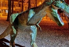 На Прикарпатті чоловік створює гігантських динозаврів