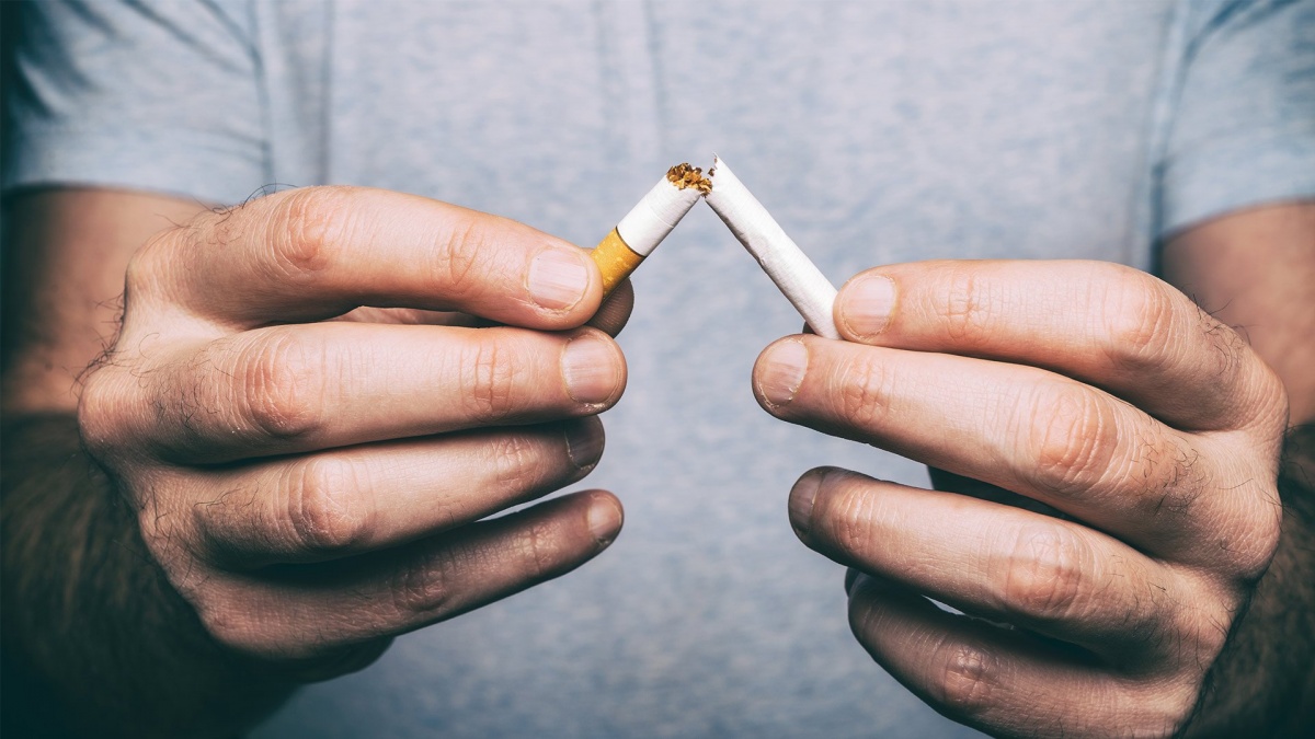 В Україні заборонять частину сигарет, продавати будуть не всім