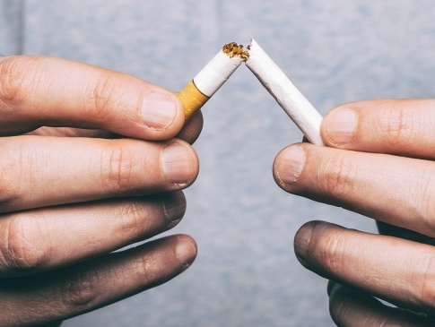 В Україні заборонять частину сигарет, продавати будуть не всім