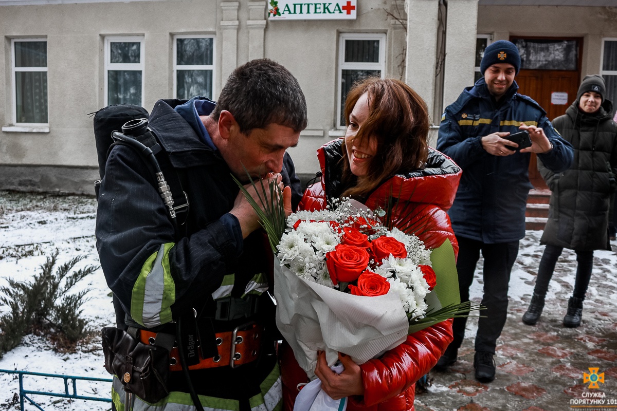 На Тернопільщині рятувальник оригінально освідчився медсестрі