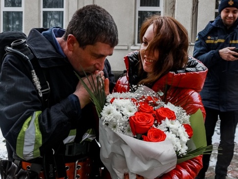 На Тернопільщині рятувальник оригінально освідчився медсестрі