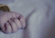 На Луганщині багатодітна мати заморила голодом 7-місячне немовля