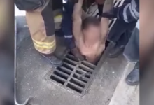 У Києві дістали з каналізації голого хлопця