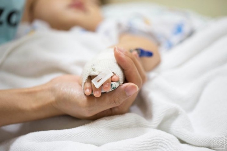 У Луцьку врятували малюка, мати якого захворіла на пневмонію