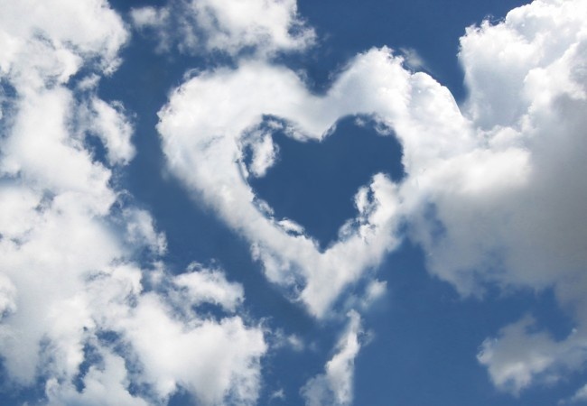 Пілоти привітали лучан з днем закоханих серцем у небі