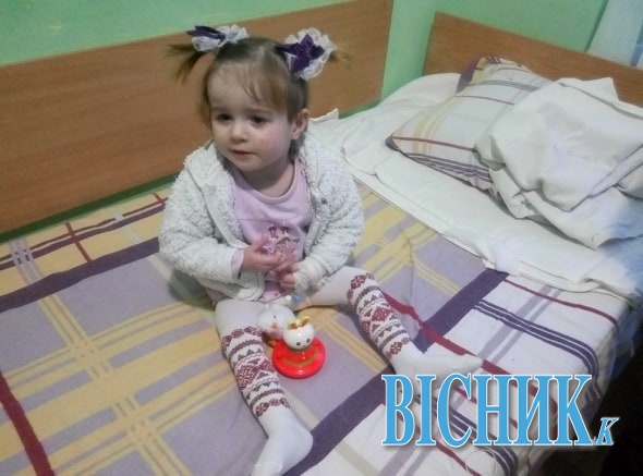 У Луцьку 2-річна дівчинка сама лежить в лікарні, бо мама гуляє