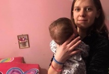 На Тернопільщині 14-річна мама доглядає донечку з інвалідністю та вчиться читати
