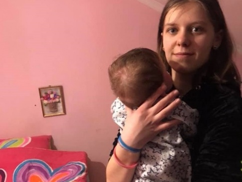 На Тернопільщині 14-річна мама доглядає донечку з інвалідністю та вчиться читати