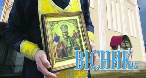 Клірик Свято-Вознесенського скиту Петро НАБОЧУК показує святиню