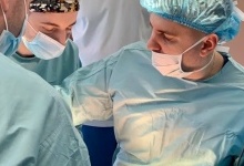 Очільник львівської лікарні провів складну операцію у рідному медзакладі на Волині