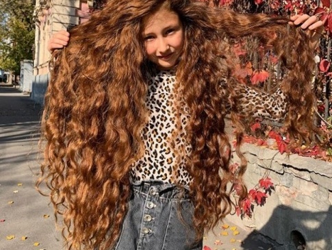 10-річна українка подарувала своє розкішне волосся для хворої дитини