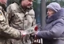 Розчулили до сліз: на Житомирщині військові роздавали літнім людям квіти і продукти