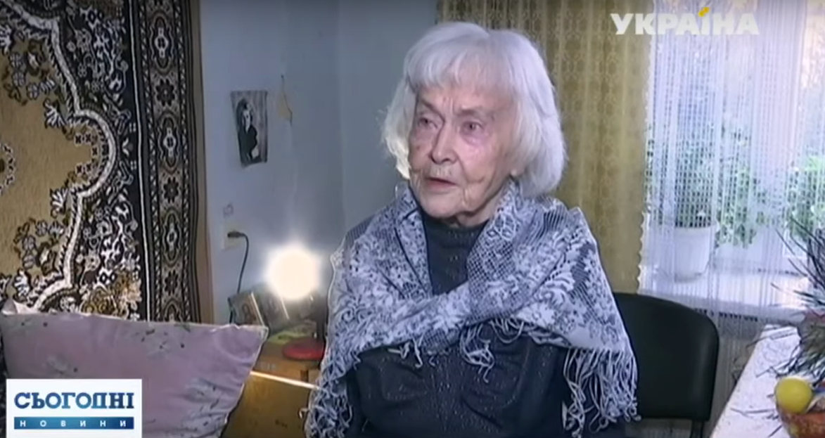 94-річна вінниччанка шиє собі вишукані сукні та носить підбори