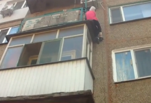 У Херсоні 76-річна пенсіонерка повисла на краю балкону багатоповерхівки