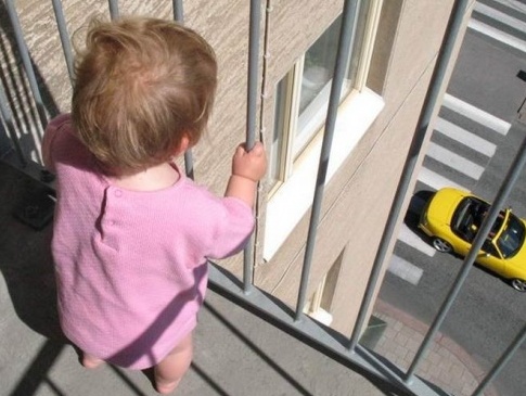 На Львівщині 3-річна дитина випала з балкону