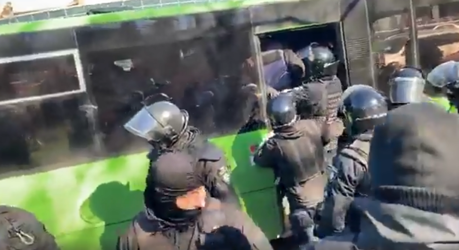 Ветеранів «Азова» поліція запакувала в автобус і побила