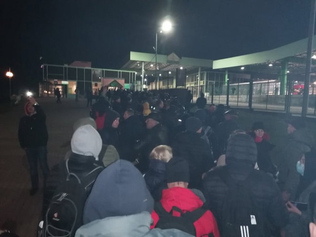 Українці штурмують автобуси, перевізники деруть втридорога: ситуація на польскому кордоні