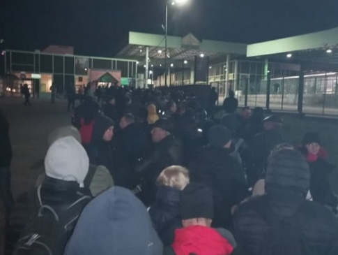 Українці штурмують автобуси, перевізники деруть втридорога: ситуація на польскому кордоні