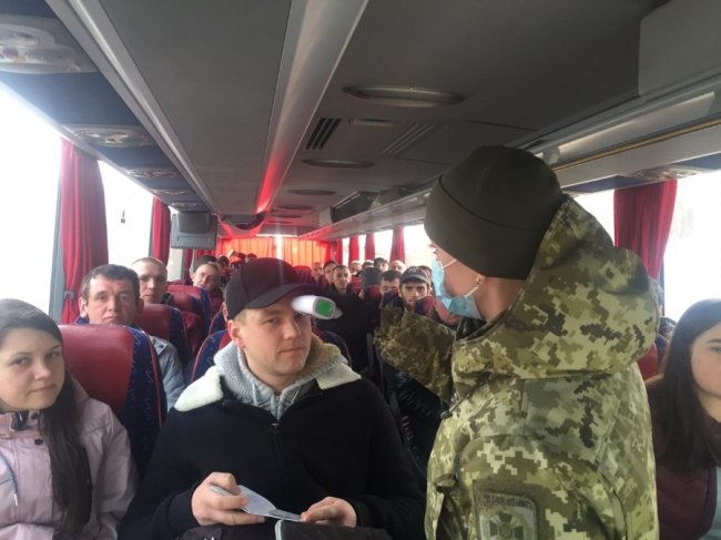 Луцькі прикордонники допомагають українцям повернутися додому