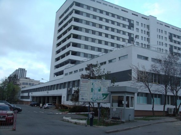 У Києві з вікна 12 поверху лікарні випав пацієнт