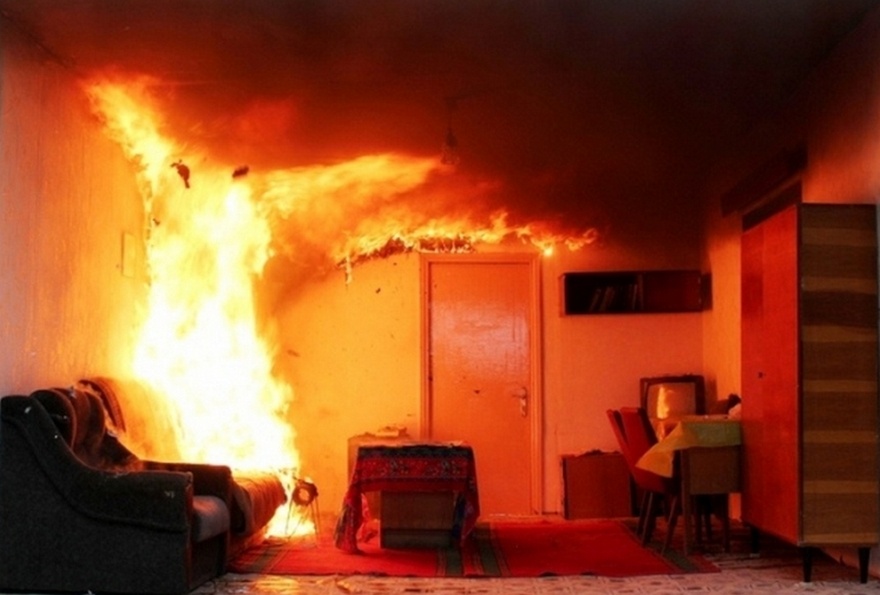 У Луцьку жінка спричинила в квартирі пожежу, коли запалювала свічки