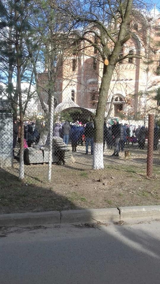 У Луцьку біля храму РПЦ – сотні людей
