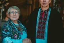 Їхала до шлюбу на коні: 60-річну переселенку з Луганщини покликав заміж науковець зі Львова