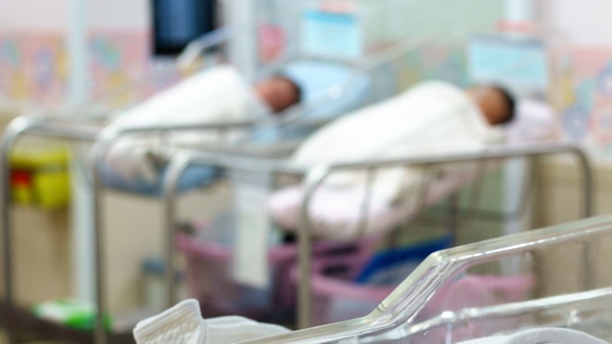 Від хворої на коронавірус породіллі з Київщини немовля забрали у іншу лікарню