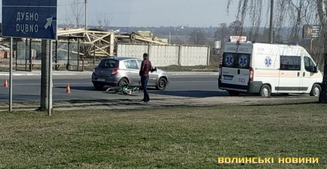 У Луцьку біля блокпоста на Рівненській авто збило велосипедиста