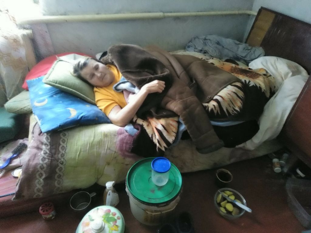 На Волині 35-річна жінка доглядає за лежачою онкохворою матір’ю і здає кров, аби вижити