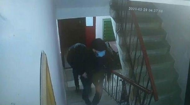 У Луцьку злочинці у захисних масках обікрали квартиру