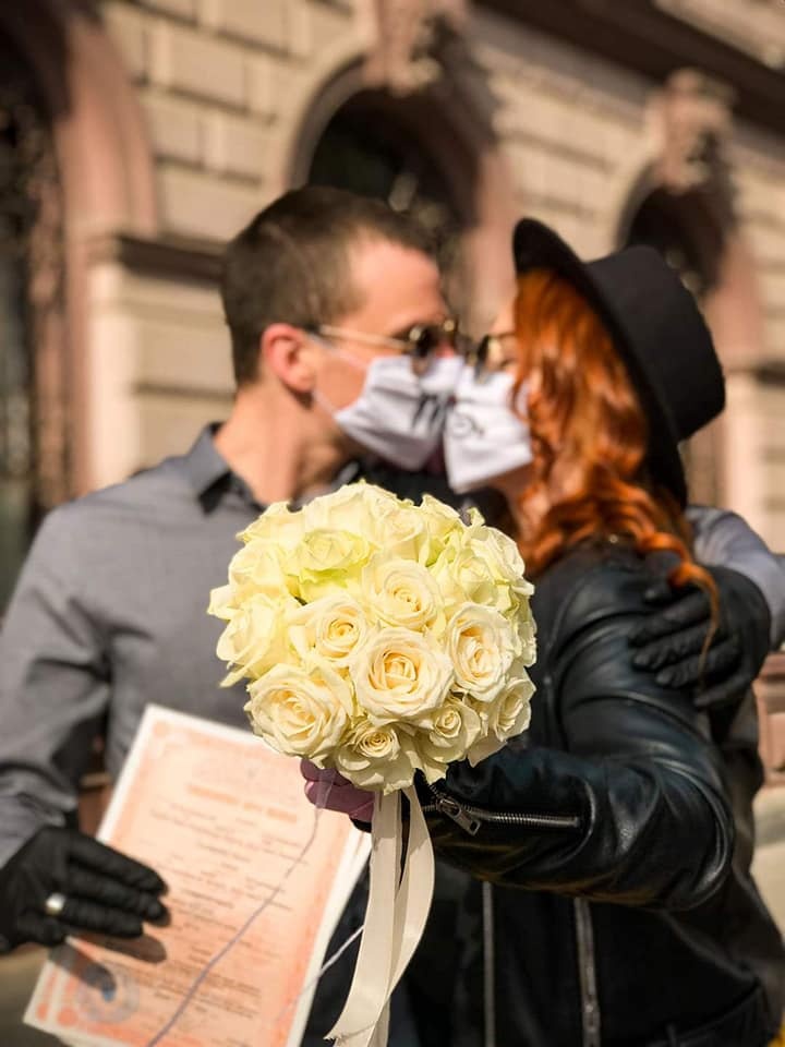 У Івано-Франківську пара одружилась в рукавичках та масках