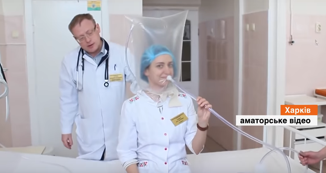 Кульок на голову, щоб вижити: харківські лікарі винайшли аналог апарату штучної вентиляції легень