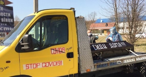 На Львівщині власник похоронної фірми возив труну з написами 