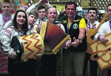 Українець виготовляє музичні інструменти із сірників