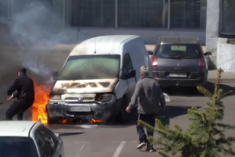 У Луцьку поблизу ОДА загорілось авто