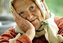 Вилізла через вікно: в Україні 92-річна бабуся втекла з дому, щоб купити собі хустку на Великдень