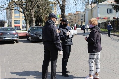 У Луцьку поліцейські роздавали перехожим маски та антисептики