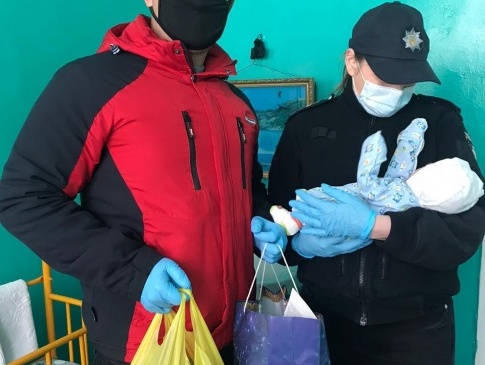 42-річна українка оселилася з новонародженою дитиною у лісі
