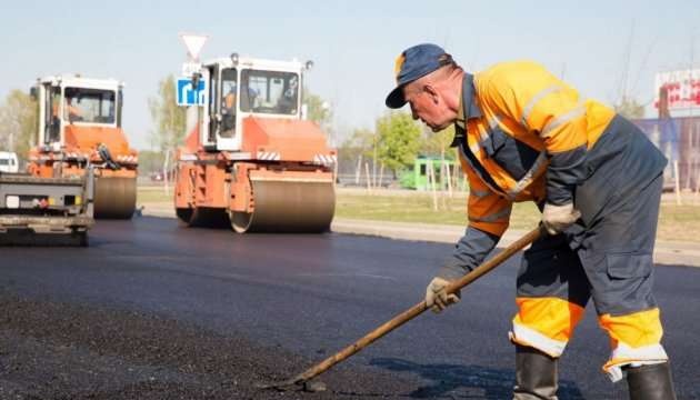 Безробітних українців відправлять на будівництво доріг